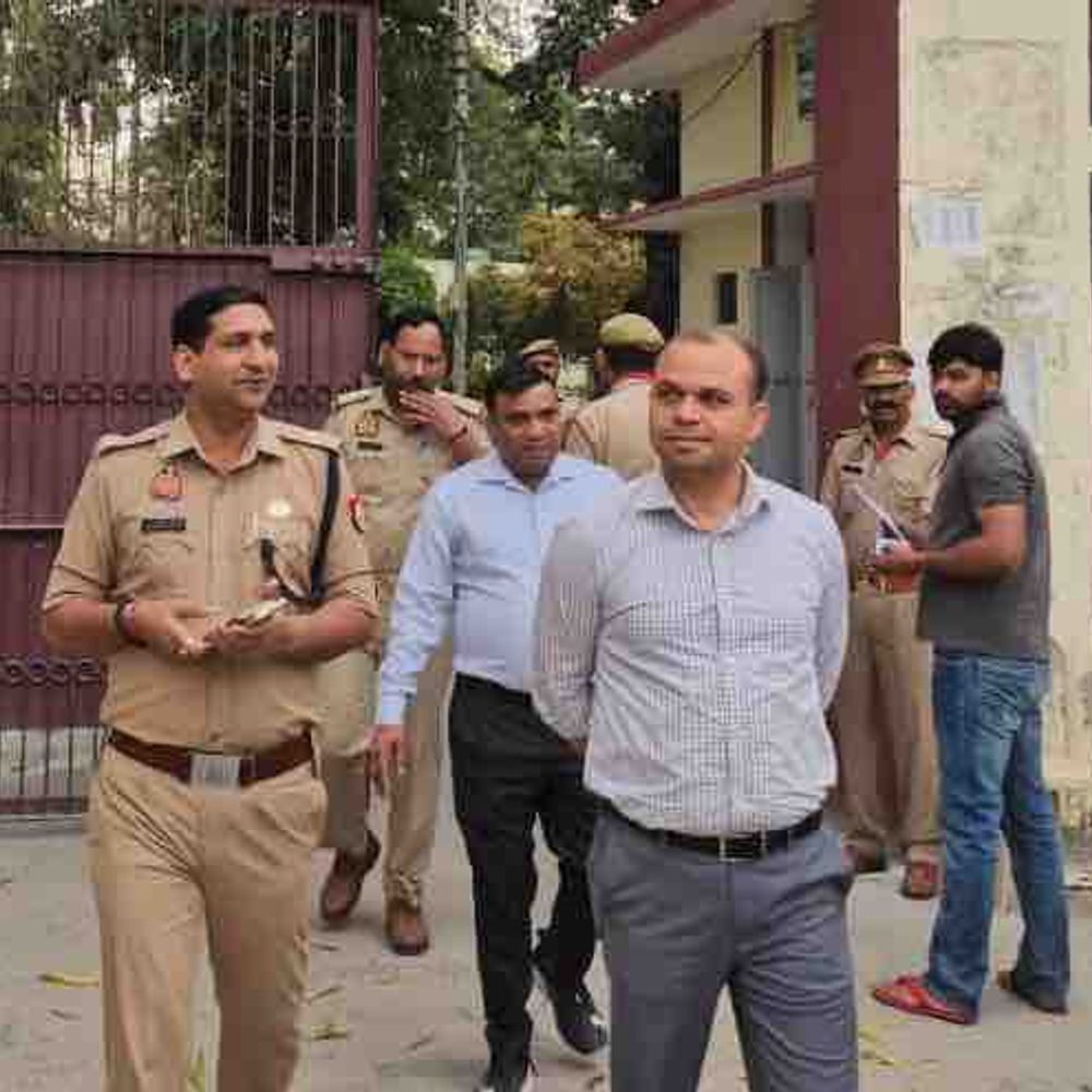 बुलंदशहर में पुलिस भर्ती परीक्षा जारी:डीएम-एसएसपी ने केंद्रों का निरीक्षण किया, 6720 अभ्यर्थी देंगे एग्जाम