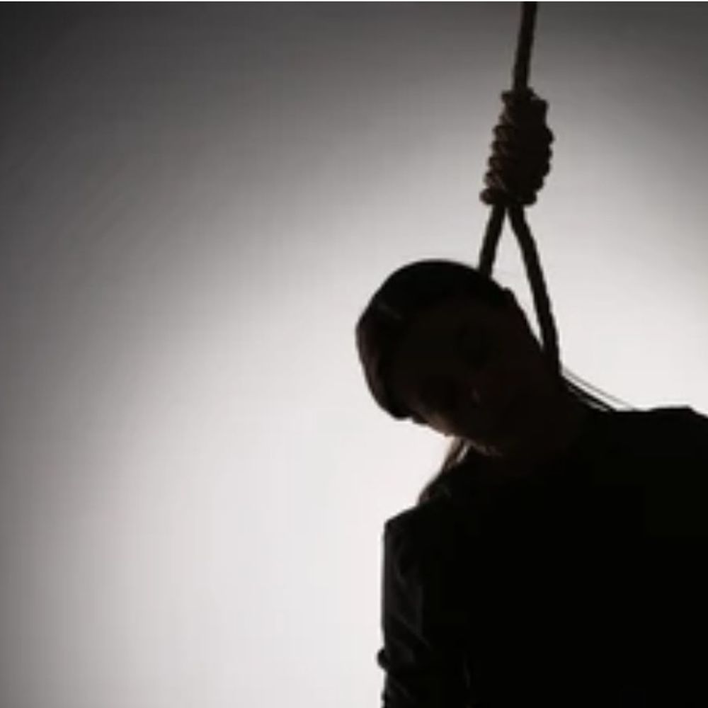 अयोध्या के छत्तीरवा में महिला प्रधान ने की आत्महत्या:परिजनों ने कुंदा तोड़कर नीचे उतारा, पति की छह वर्ष पहले हुई थी मौत