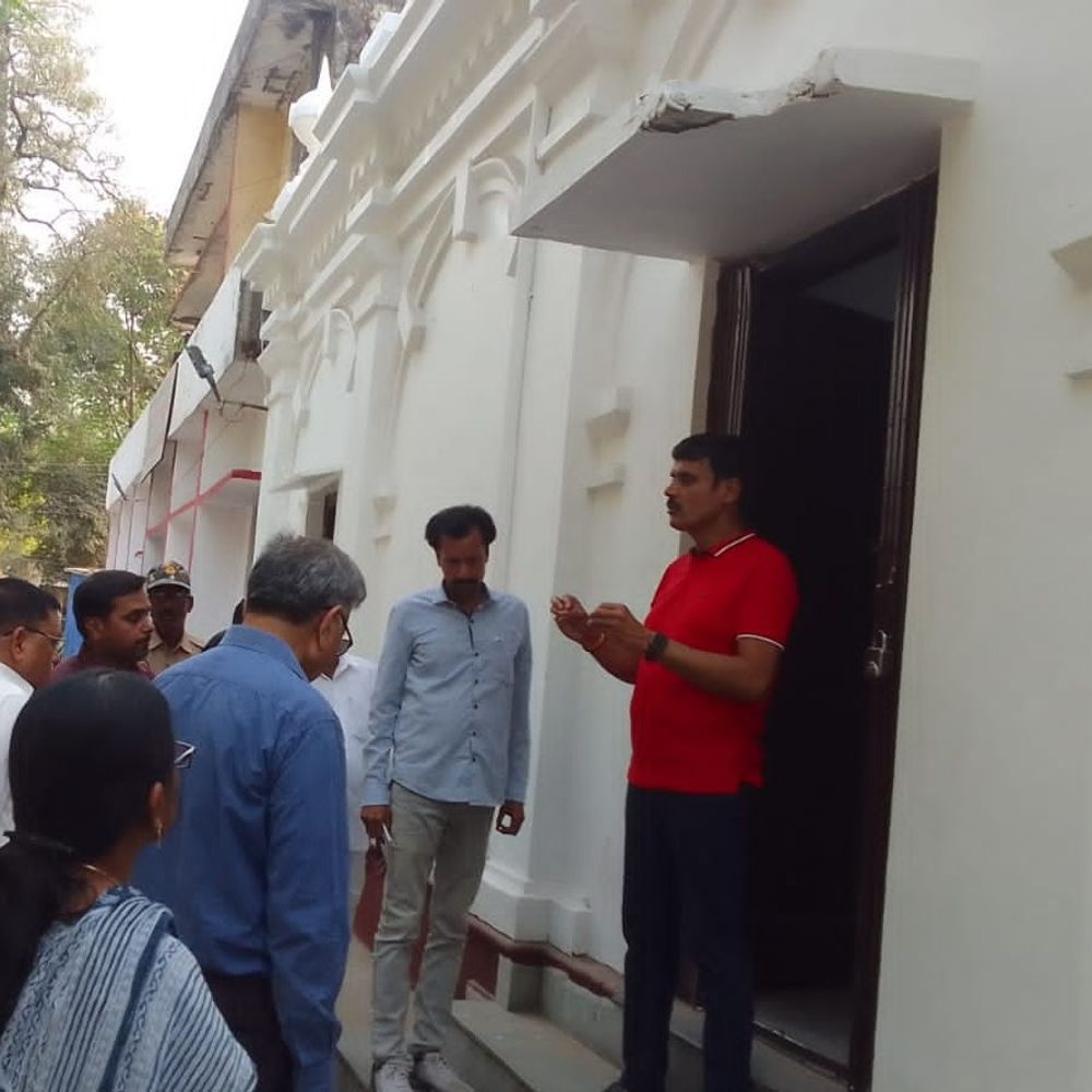 डीएम ने कलेक्ट्रेट का पैदल निरीक्षण किया:साफ-सफाई, मरम्मत और अतिक्रमण हटाने के निर्देश दिए