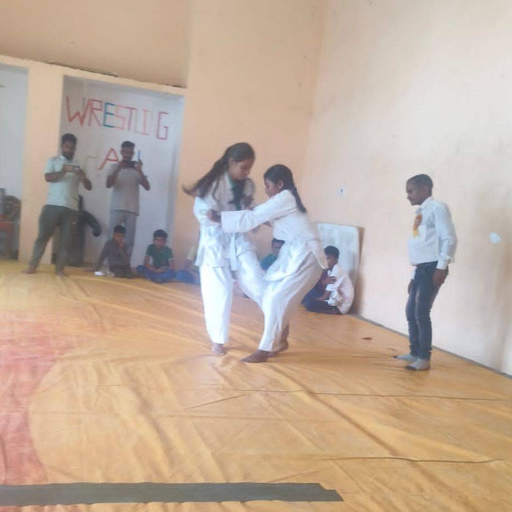 बलिया में जूनियर कुश्ती-जूडो प्रतियोगिता आयोजित:वीर लोरिक स्टेडियम में बालक-बालिका वर्ग के विजेता सम्मानित