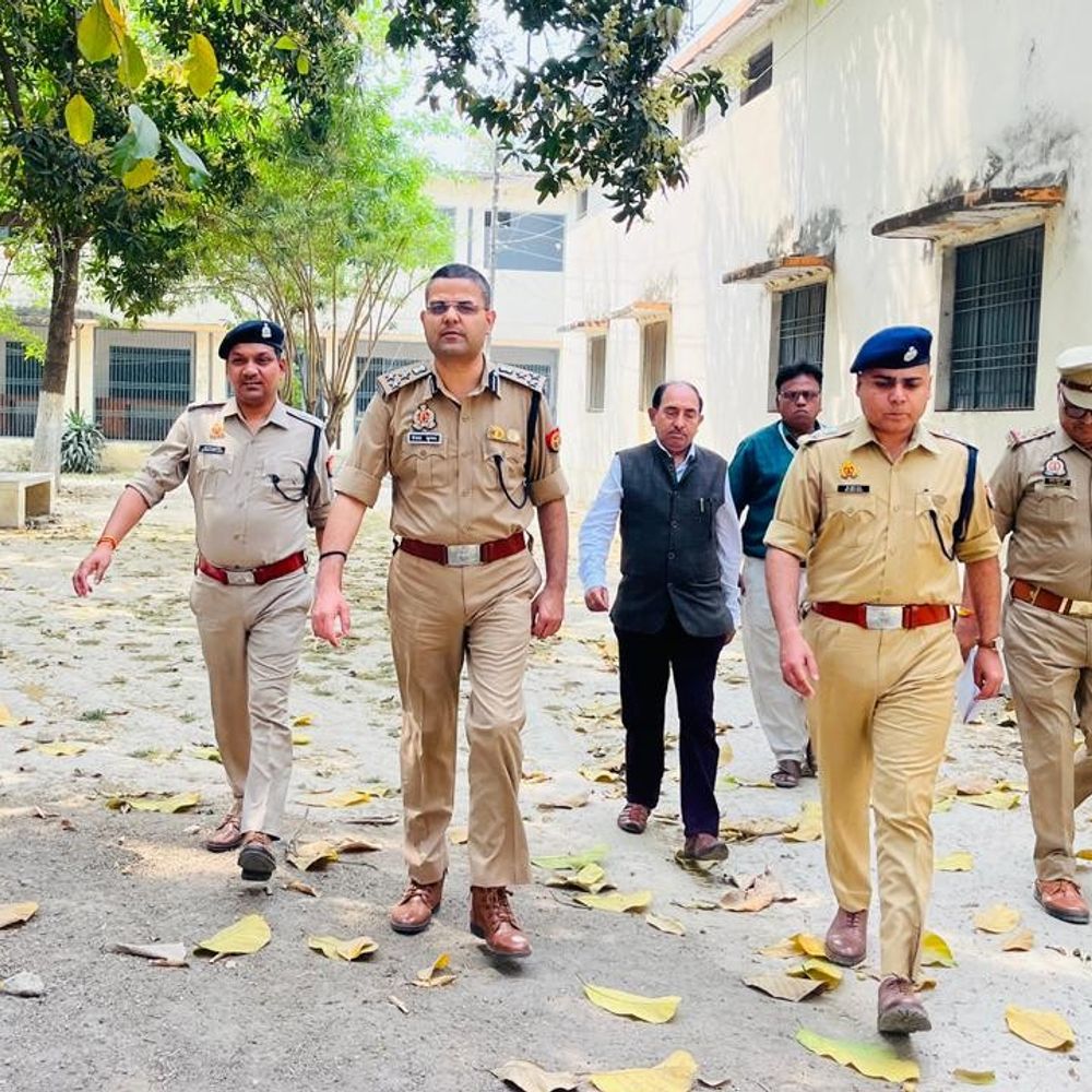 गाजीपुर में डीआईजी ने यूपी एसआई परीक्षा केंद्रों का निरीक्षण:दूसरे दिन 8160 अभ्यर्थियों ने दी परीक्षा, व्यवस्थाओं का जायजा लिया