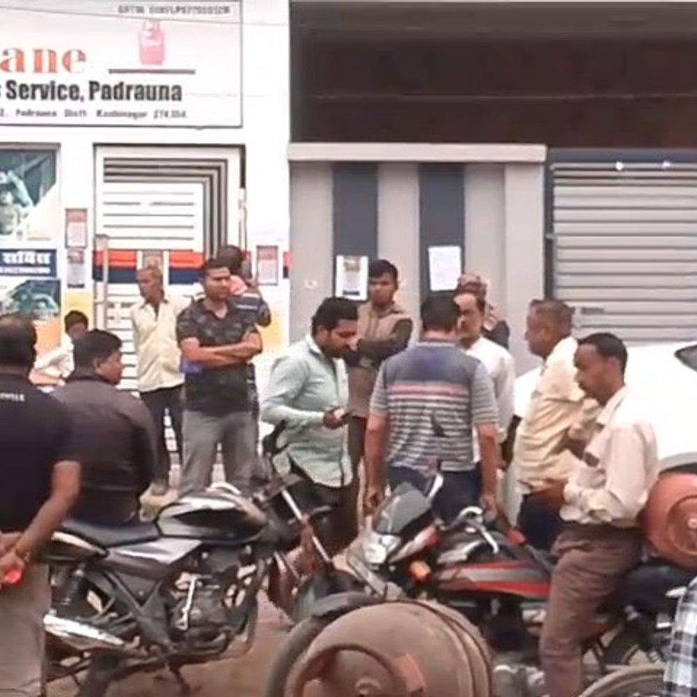 कुशीनगर में 1200 रुपए में सिलेंडर बेचने का आरोप:एजेंसी पर आए युवक ने बनाया वीडियो, DSO बोले- शिकायतकर्ता से मांगे गए हैं सबूत