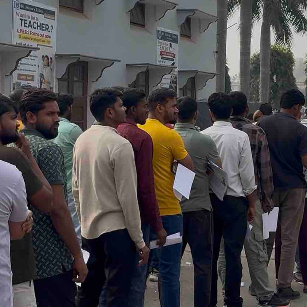 गोरखपुर में UPSI परीक्षा का दूसरा दिन:जूते-ज्वैलरी उतरवाकर मिली एंट्री, कड़ी सुरक्षा में शुरू हुई परीक्षा