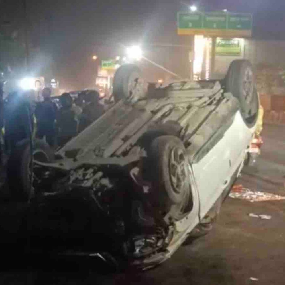 कानपुर में 80 की रफ्तार में कार पलटी:3 दोस्त घायल हुए, दरोगा भर्ती परीक्षा देने आए थे दो युवक; डिवाइडर से टकराकर हादसा