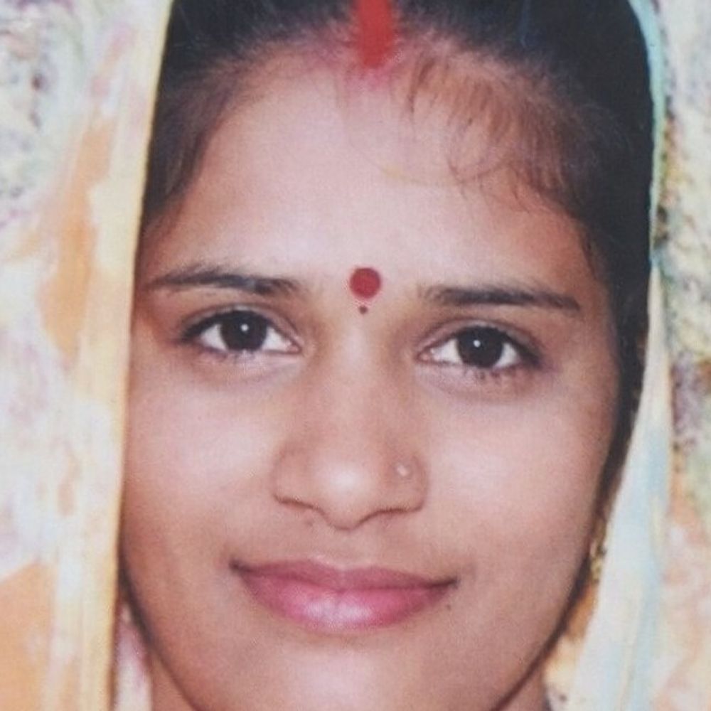 बाइक से उछल कर 5 फीट दूर गिरे दंपती:पत्नी की मौत, पति गंभीर घायल; हाथरस के सिकंदराराऊ में हुआ हादसा