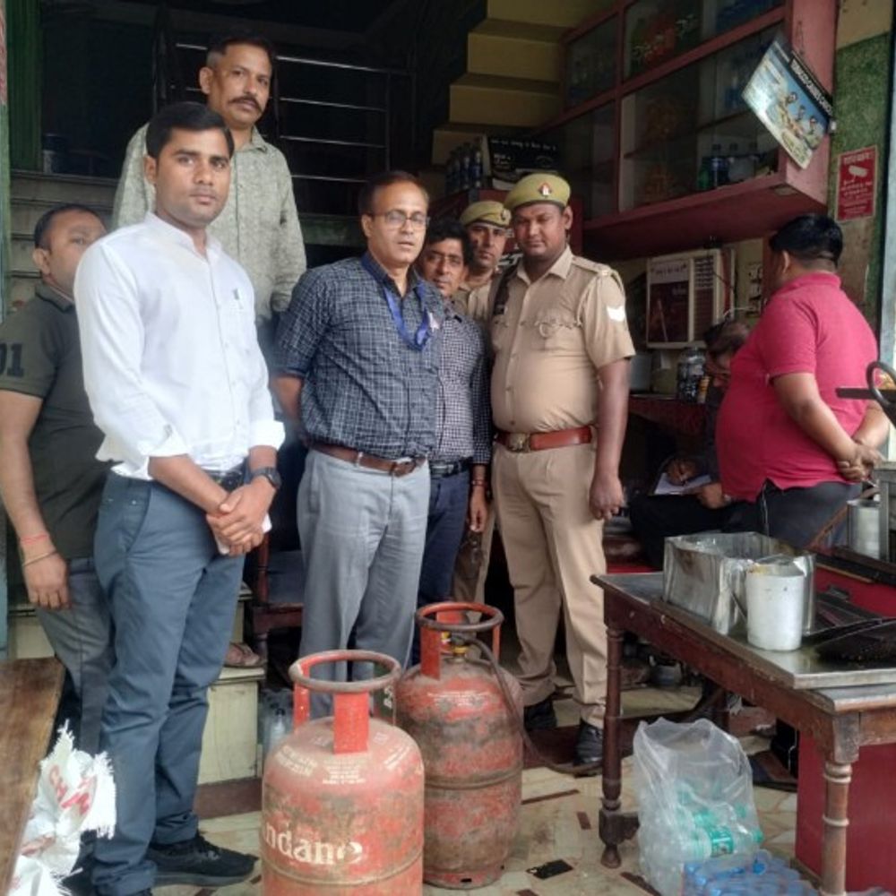 शाहजहांपुर में रिफिलिंग-कालाबाजारी पर छापा:प्रशासन ने कई दुकानों से सिलेंडर जब्त किए, चेतावनी जारी की