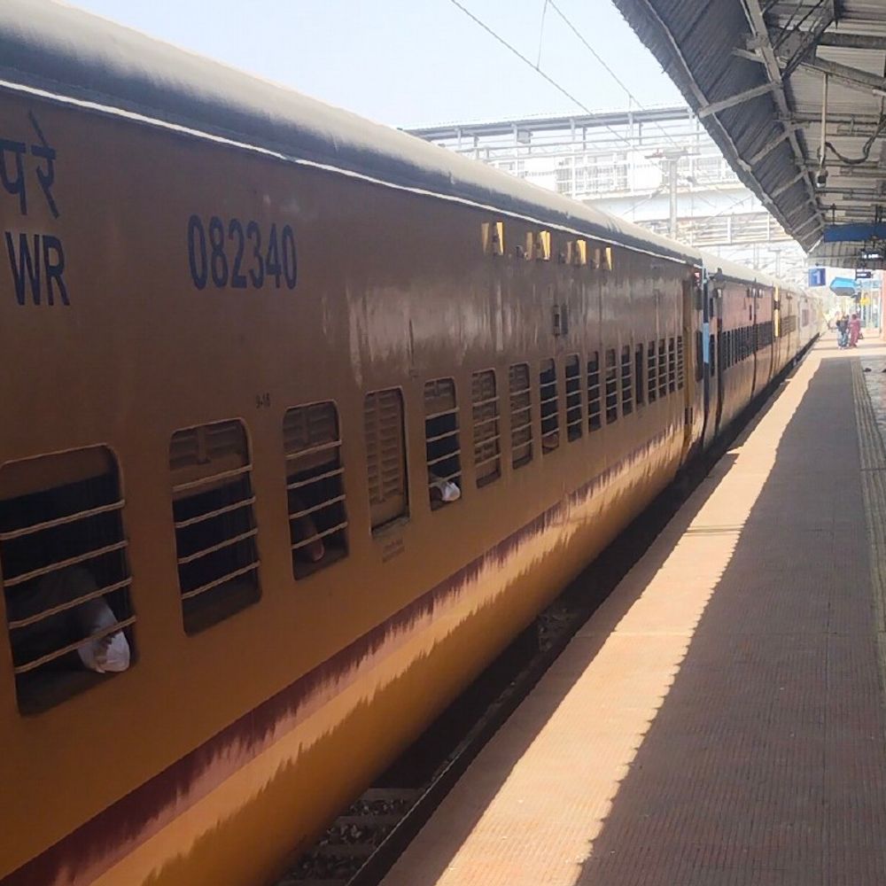 ललितपुर में दूसरे दिन शुरू हुई उप निरीक्षक की परीक्षा:सुबह 8 बजे से प्रवेश, पुलिस की कड़ी सुरक्षा में परीक्षा