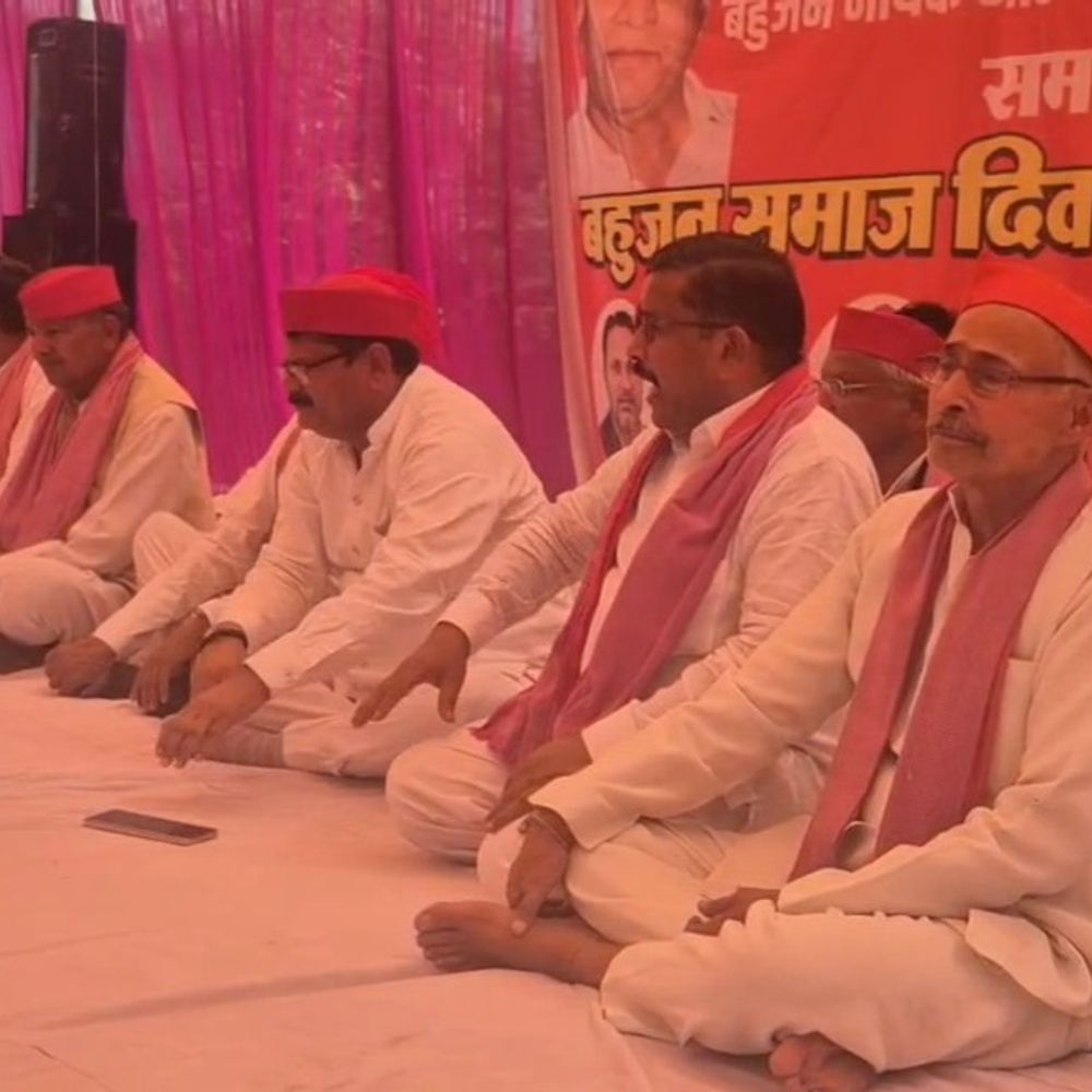 महोबा में सपा ने मनाई कांशीराम की 92वीं जयंती:पूर्व मंत्री दद्दू प्रसाद बोले- प्रदेश में कानून व्यवस्था ध्वस्त, संत भी सुरक्षित नहीं