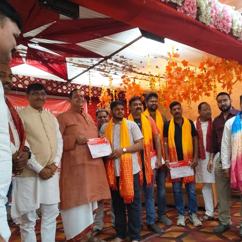 मिर्जापुर में रक्तदान शिविर, 32 लोगों ने किया रक्तदान:विधायक और पालिकाध्यक्ष ने सामाजिक प्रयास की सराहना की