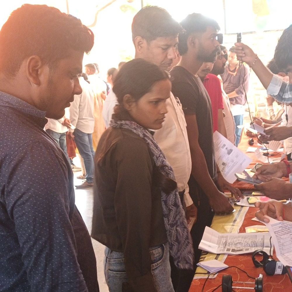 SI परीक्षा में कड़ी सुरक्षा, बायोमेट्रिक जांच:जौनपुर में 7920 परीक्षार्थियों के बेल्ट-जूते उतरवाए गए