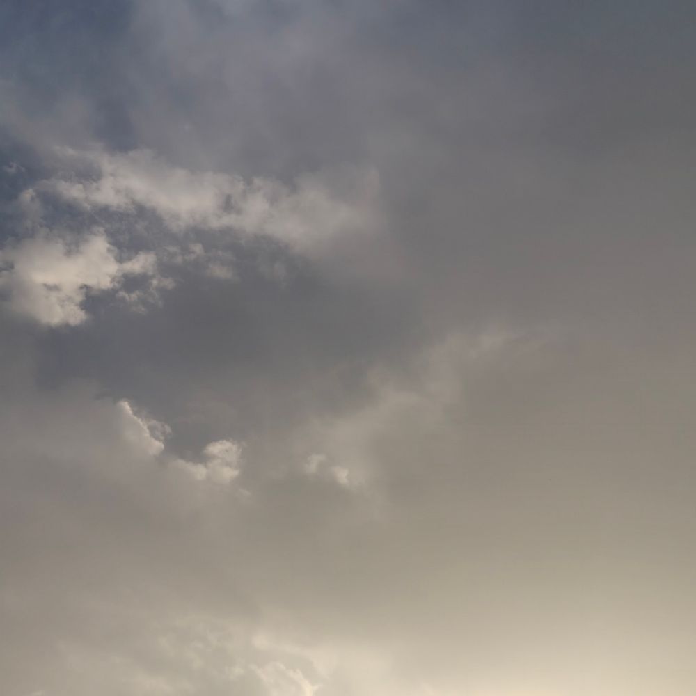 बिजली गिरने से कोल्ड स्टोरेज की दीवार ढही:सासनी में हादसा, किसानों के 10 हजार पैकेट आलू खराब