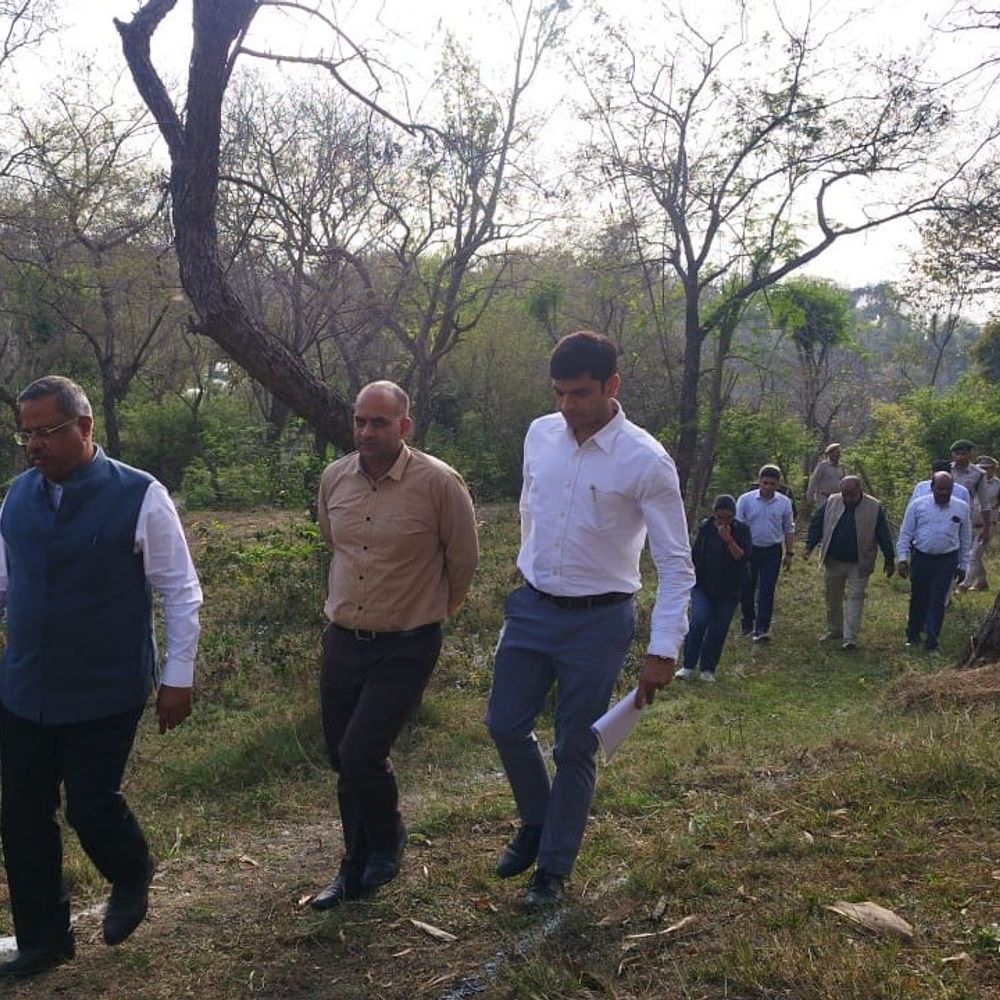 देहरा पहुंची सुप्रीम कोर्ट द्वारा गठित टीम:  वन विभाग के अधिकारियों के साथ मीटिंग, खुदराओ भूमि पर पेड़ कटान मामला – Dehra News