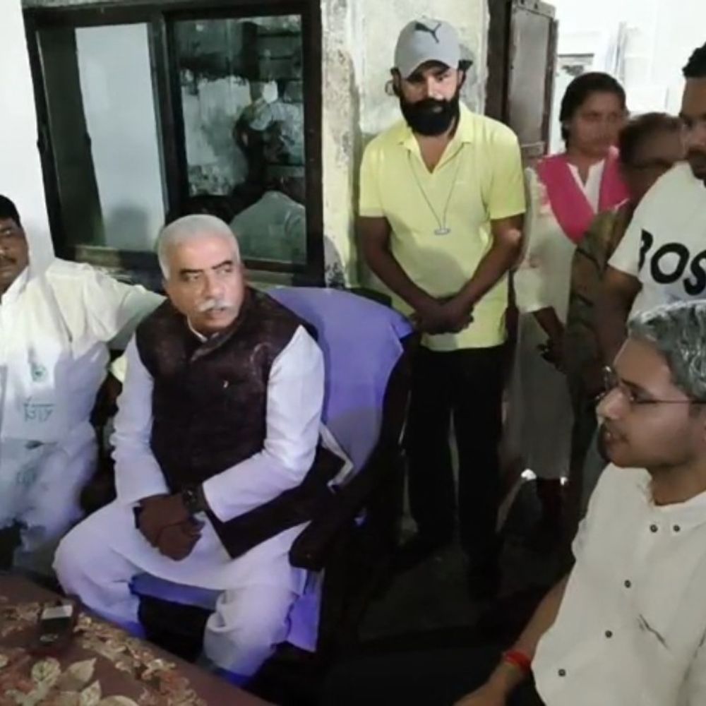 कर्ज से प्रताड़ित परिवार के 3 सदस्यों ने की सुसाइड:फतेहपुर में मंत्री राकेश सचान ने दिया आर्थिक मदद, कार्रवाई का आश्वासन