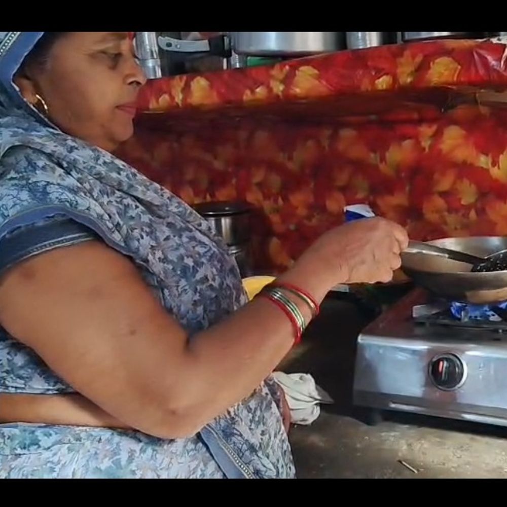 औरैया में गोबर गैस से जल रहे चूल्हे:10 सालों से कर रहे उपयोग, एलपीजी संकट के बीच पेश की आत्मनिर्भरता की मिसाल