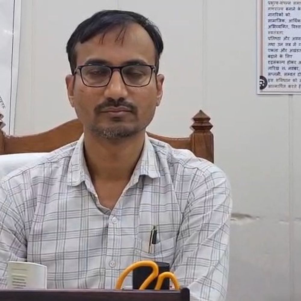 फाइल बंद कराने को 50 हजार की मांग का आरोप:उन्नाव में बीएसए कार्यालय के बाबू का वीडियो आया सामने, शासन ने शुरू की कार्रवाई