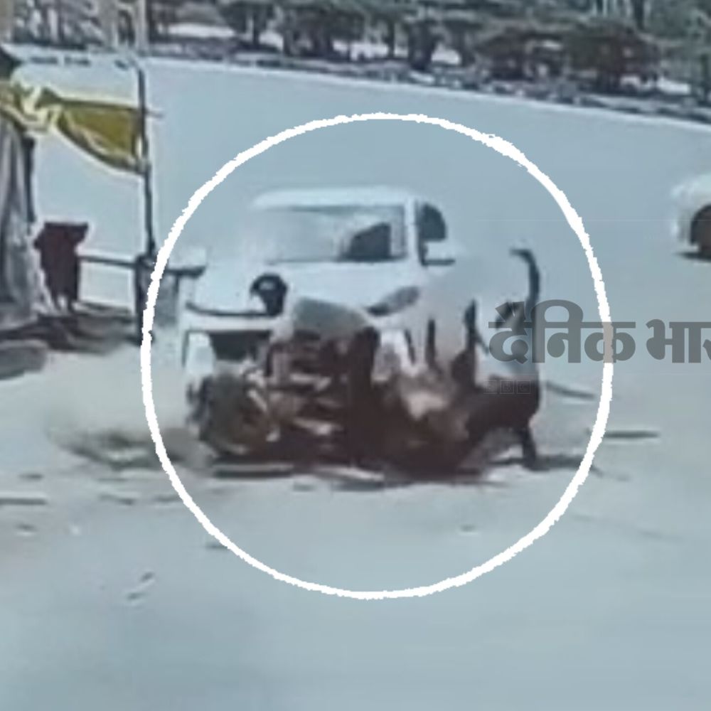 इटावा में बाइक सवार पर हमला, दो आरोपी गिरफ्तार:कार से टक्कर मारकर लाठी-डंडों से पीटा था, घटना CCTV में कैद