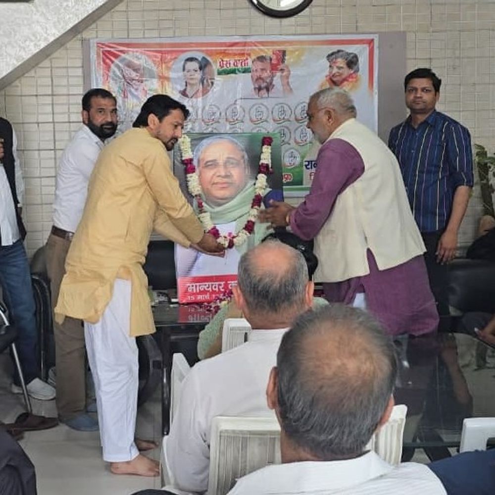 हापुड़ में कांग्रेसियों दी कांशीराम को श्रद्धांजलि:माल्यार्पण किया और उनके आदर्शों पर चलने का संकल्प लिया