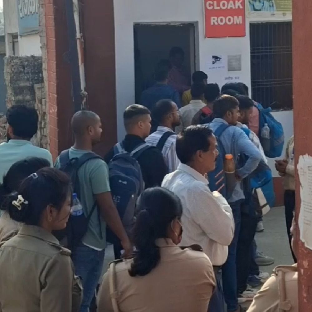 देवरिया में दरोगा भर्ती परीक्षा का दूसरा दिन शुरू:कड़ी सुरक्षा के बीच 10 केंद्रों पर 6,720 अभ्यर्थी दे रहे एग्जाम