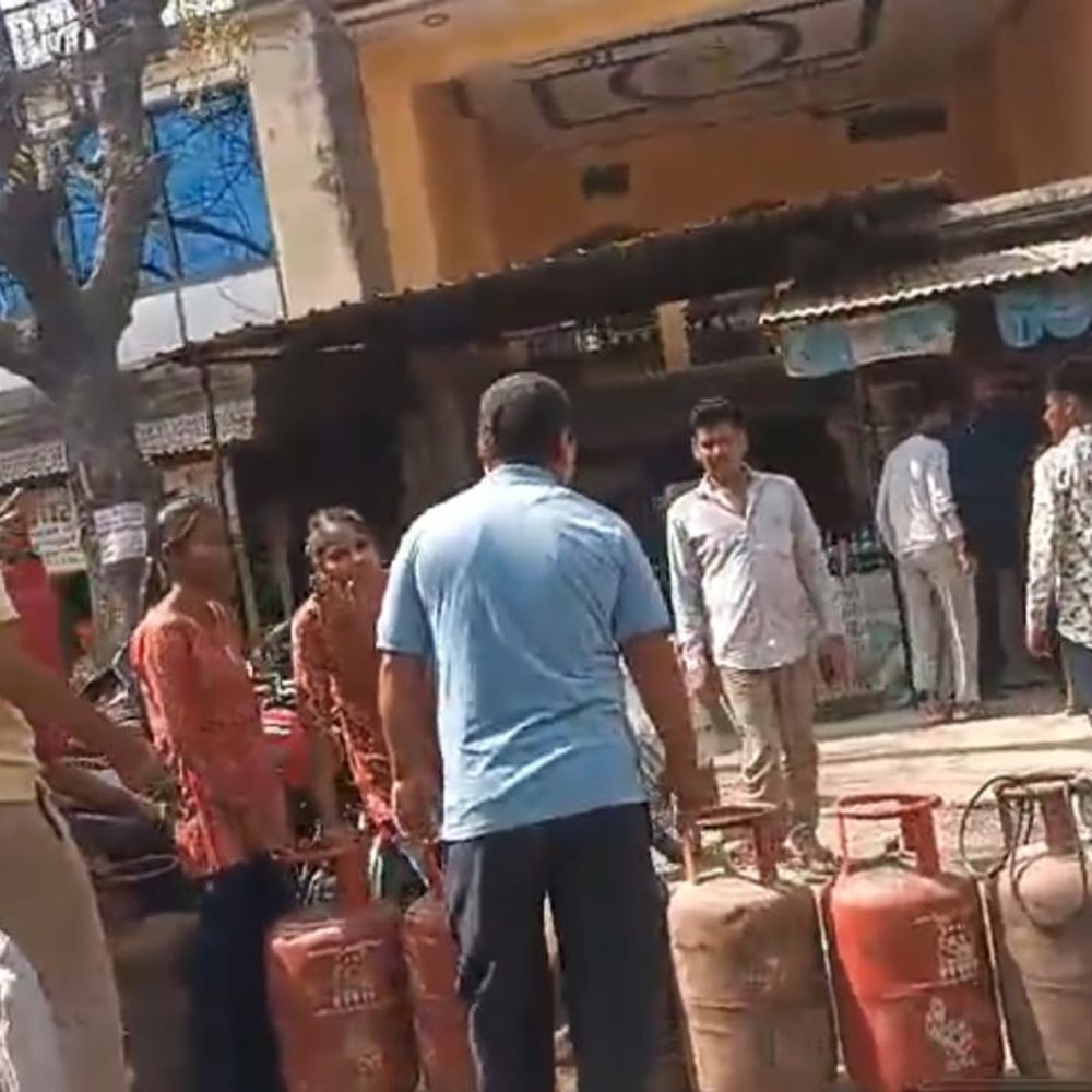 जौनपुर में गैस सिलिंडर संकट गहराया:आपूर्ति में कमी और अचानक बढ़ी मांग बनी वजह