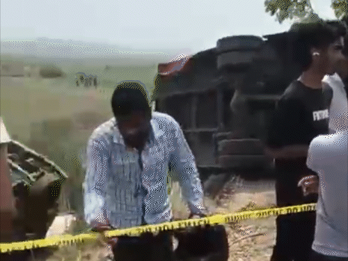 मोतिहारी में ओवरटेक के दौरान बस-ट्रक पलटा, कई यात्री घायल:  संतुलन बिगड़ने के कारण हुआ हादसा, घायलों का इलाज जारी; सभी सुरक्षित – Motihari (East Champaran) News