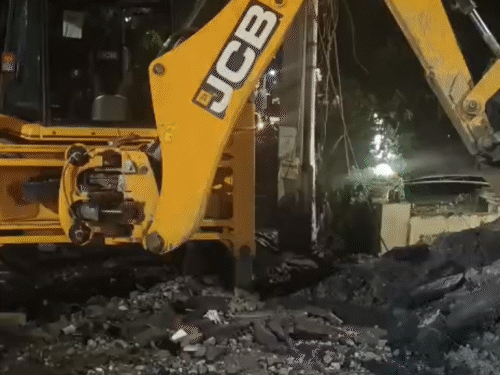 ग्रीन कॉरिडोर सड़क पर 5 फीट गहरा गड्‌ढा:सीवर लाइन लीकेज से धंसी रोड, लखनऊ में 2 दिन पहले रक्षा मंत्री ने उद्घाटन किया था