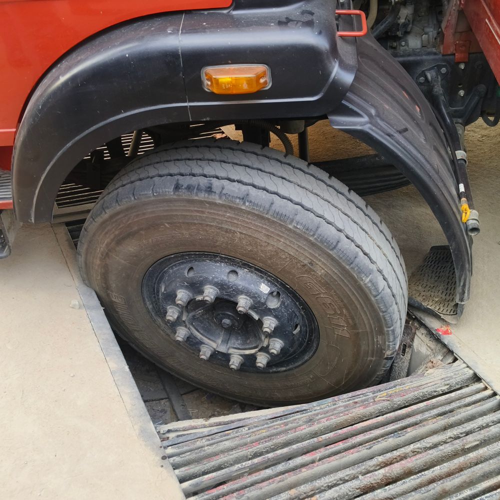 मोहम्मदाबाद में मैदा लदा ट्रक नाले में फंसा:मऊ रेलवे स्टेशन के सामने घटिया निर्माण से आवागमन बाधित, राहगीर परेशान