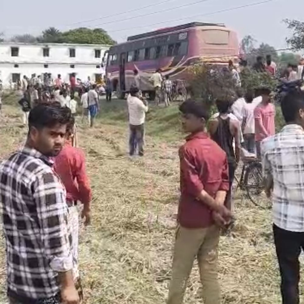 हाईटेंशन तार से टकराई बस, एक युवक की मौत:3 लोग झुलसे, शव लेकर अयोध्या जाते समय हुआ हादसा