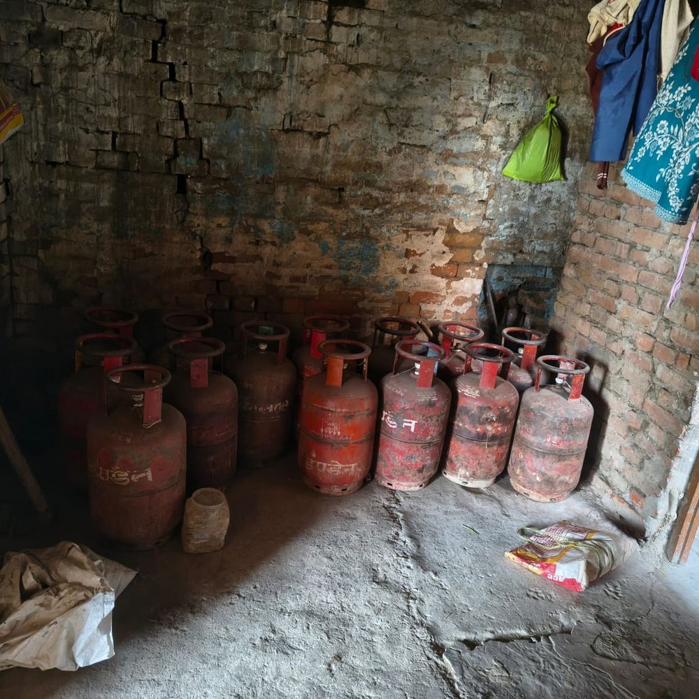 टीसम गांव में 14 घरेलू गैस सिलेंडर बरामद:सिद्धार्थनगर में पूर्ति विभाग ने की कार्रवाई, आरोपी पर मुकदमा दर्ज