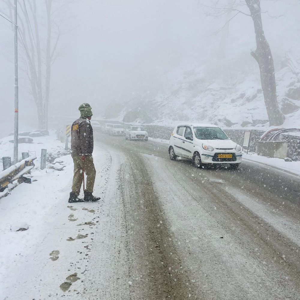 अटल टनल रोहतांग में ताजा बर्फबारी:  टूरिस्टों ने स्नोफॉल का आनंद लिया, पुलिस ने वाहनों की आवाजाही रोकी – Manali News