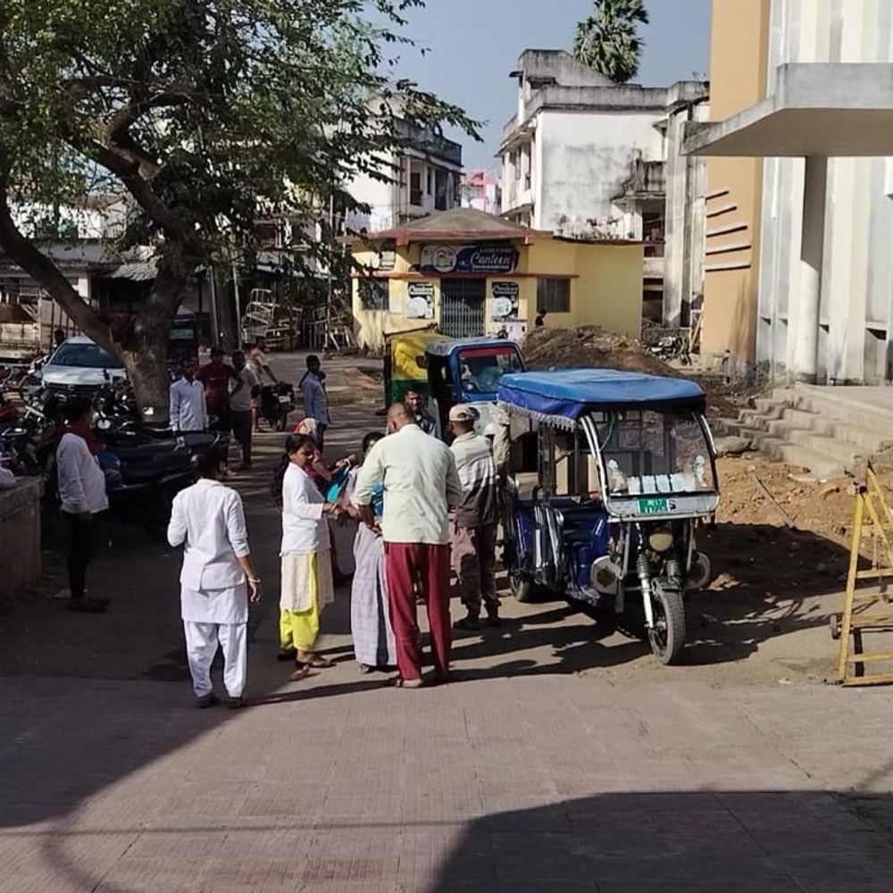 गोड्डा में सड़क किनारे महिला ने बच्चे को जन्म दिया:  कई कॉल के बाद भी नहीं पहुंची एंबुलेंस, ई-रिक्शा से ले जा रहे थे अस्पताल – Godda News