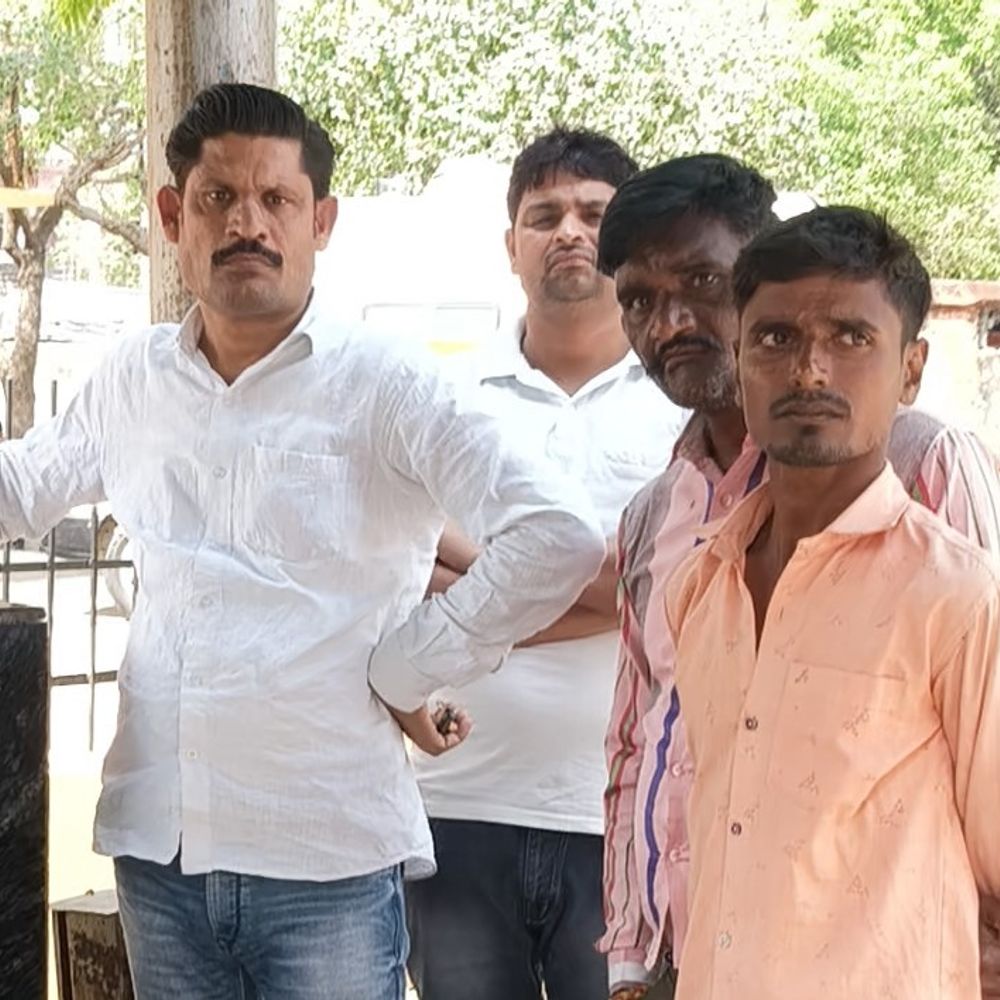 मैनपुरी में आलू लदी पिकअप और ऑटो में भिड़ंत:ड्राइवर की मौत, सड़क किनारे ऑटो पलटने युवक नीचे दबा