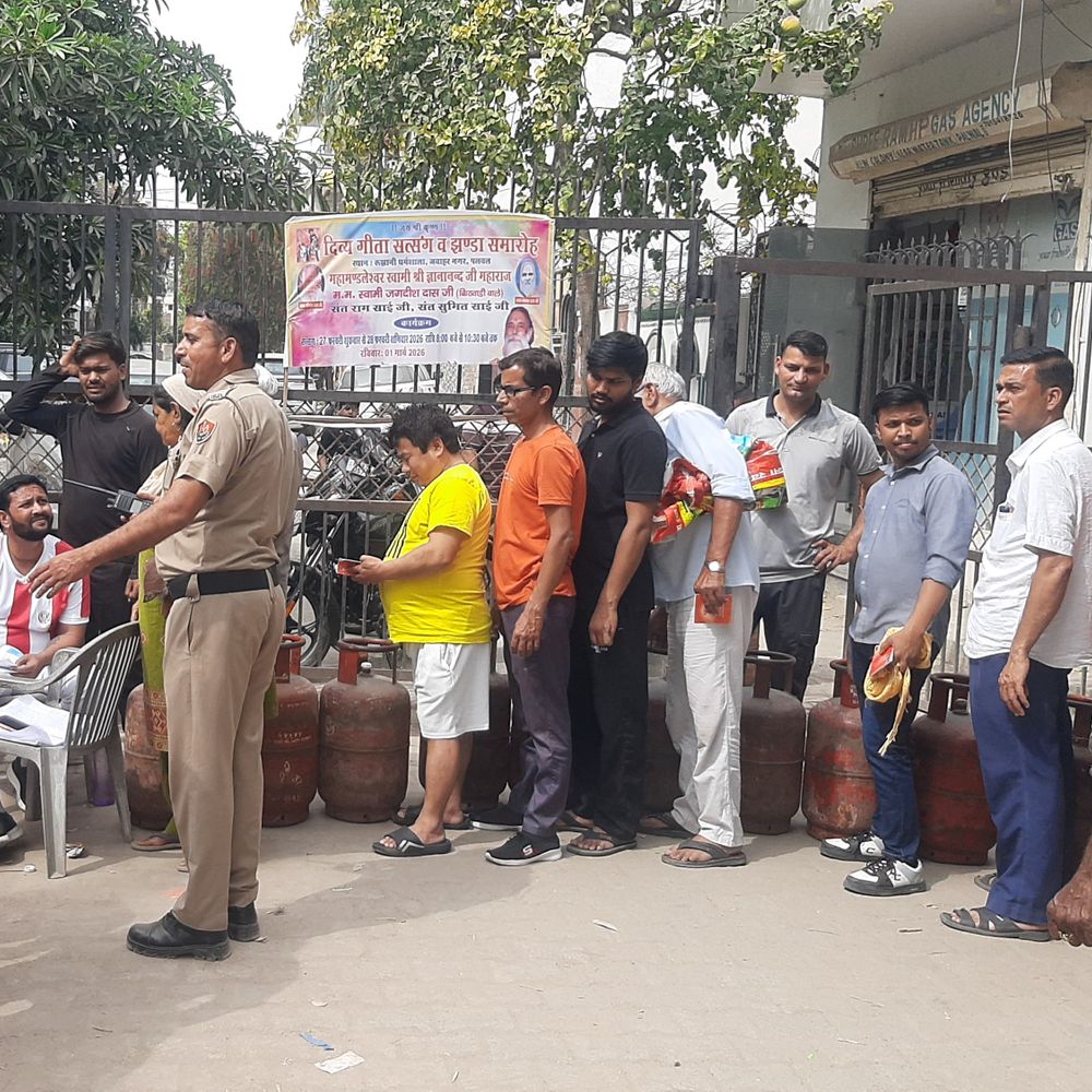पलवल में पुलिस की मौजूदगी में बांटे सिलेंडर:  गैस एजेंसियों पर लगी उपभोक्ताओं की कतारें; कालाबाजारी पर अधिकारियों की नजर – Palwal News