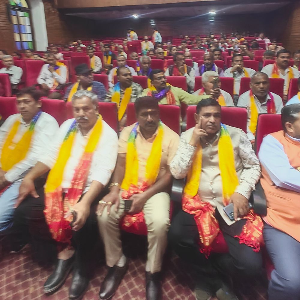 भारतीय दोसर वैश्य महासमिति का होली मिलन समारोह:लखनऊ में समाजसेवियों का सम्मान, पदाधिकारियों ने ली शपथ