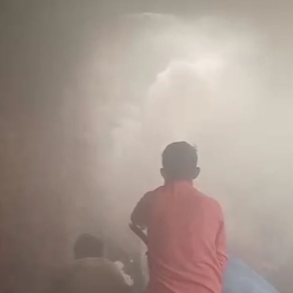 हाथरस में गलीचा फैक्ट्री में लगी आग, अफरा-तफरी मची:मालिक भी झुलसा; कूड़े से आग फैलने का अंदेशा