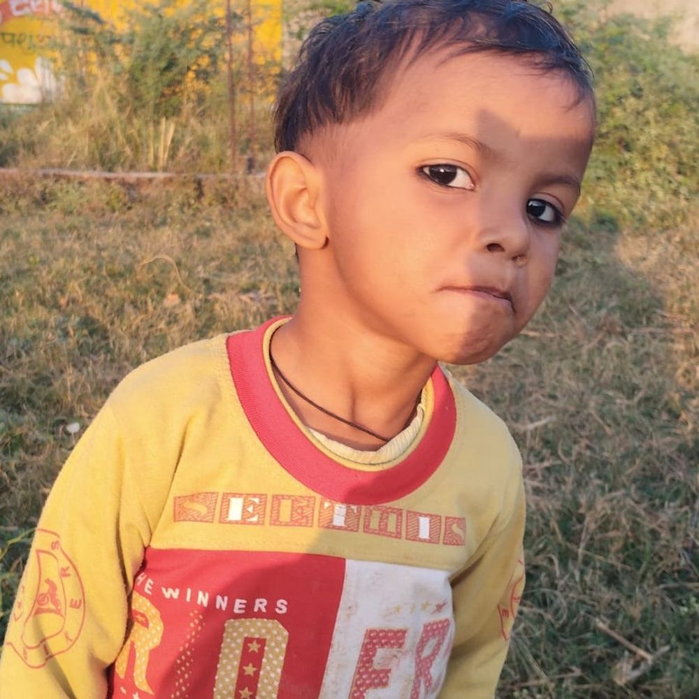 औरैया में पिकअप की टक्कर से बच्ची की मौत:बेला-दिबियापुर मार्ग पर हादसा, बड़ी संख्या में ग्रामीण मौके पर इकट्ठा