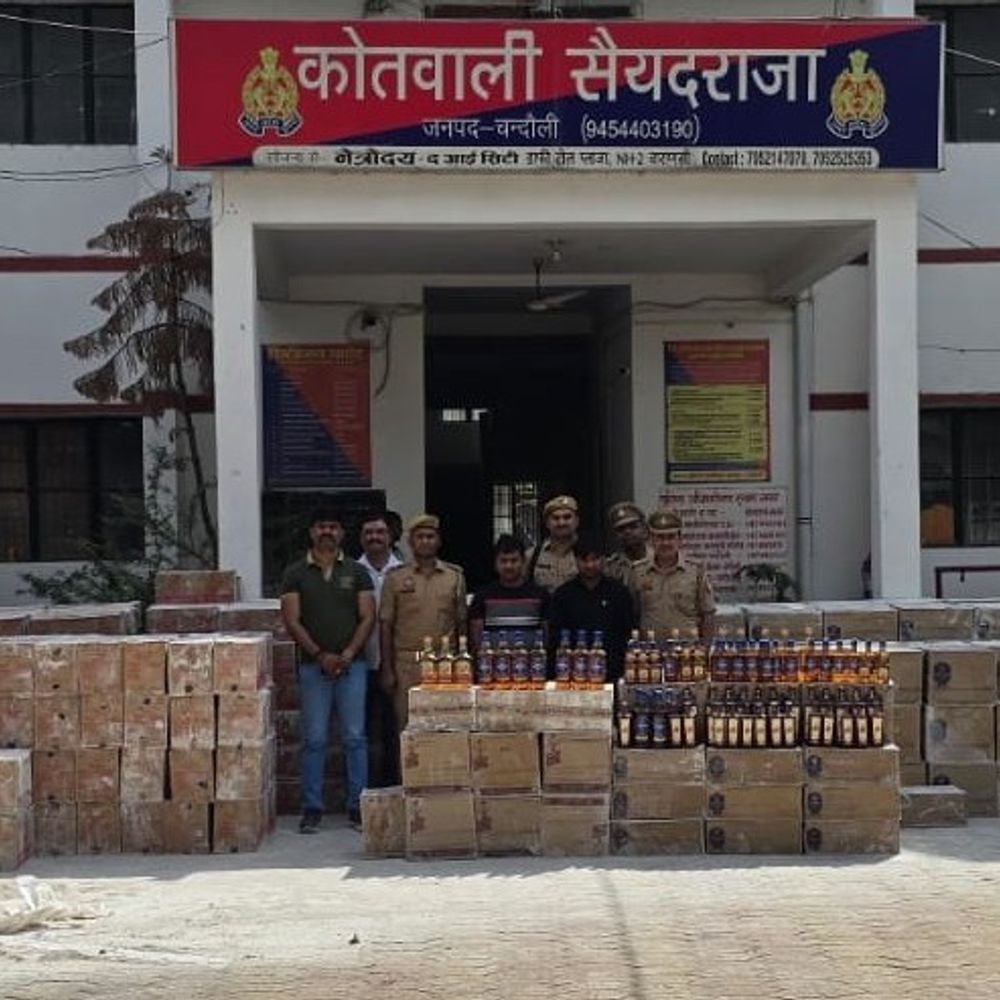 चंदौली में 1.20 करोड़ की शराब बरामद, दो तस्कर गिरफ्तार:पुट्टी लदे ट्रक से पकड़ी गई, बिहार में करते थे सप्लाई