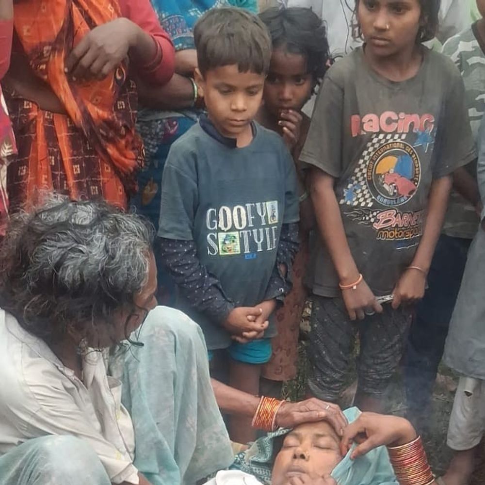 सीतापुर में आकाशीय बिजली गिरने से महिला की मौत:पेड़ के नीचे बैठी दूसरी महिला झुलसी, सामुदायिक स्वास्थ्य केंद्र में इलाज जारी