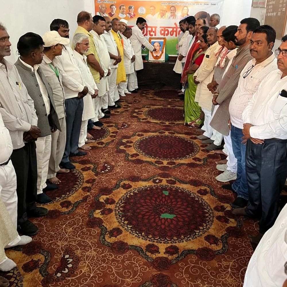 कांग्रेस कार्यकर्ताओं ने मनाई कांशीराम की जयंती:देवरिया में टाउन हॉल स्थित पार्टी कार्यालय पर श्रद्धांजलि