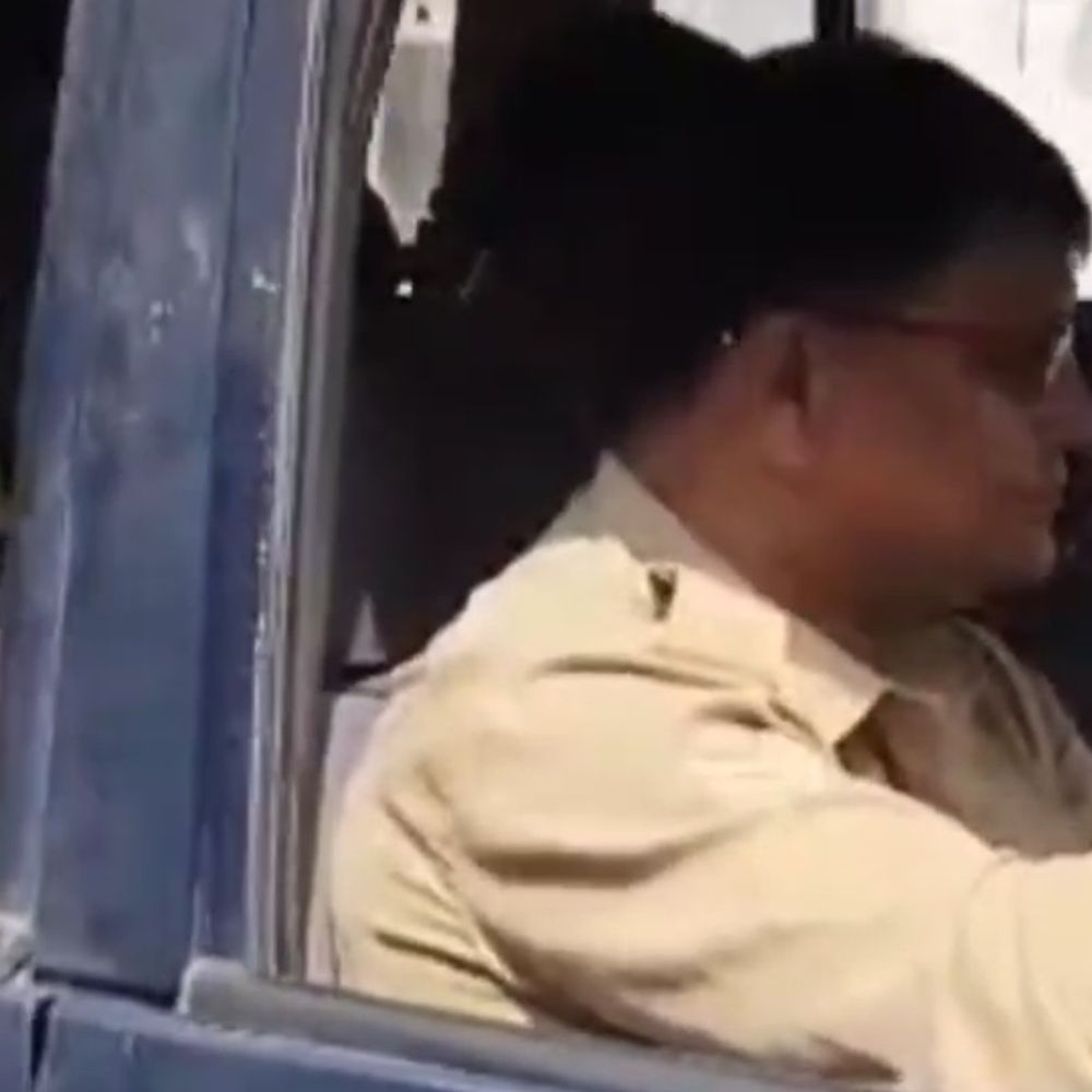 27 लाख की साइबर ठगी का आरोपी गिरफ्तार:दिल्ली क्राइम ब्रांच ने देवरिया से पकड़ा, नोटिस मिलने के बाद चल रहा था फरार