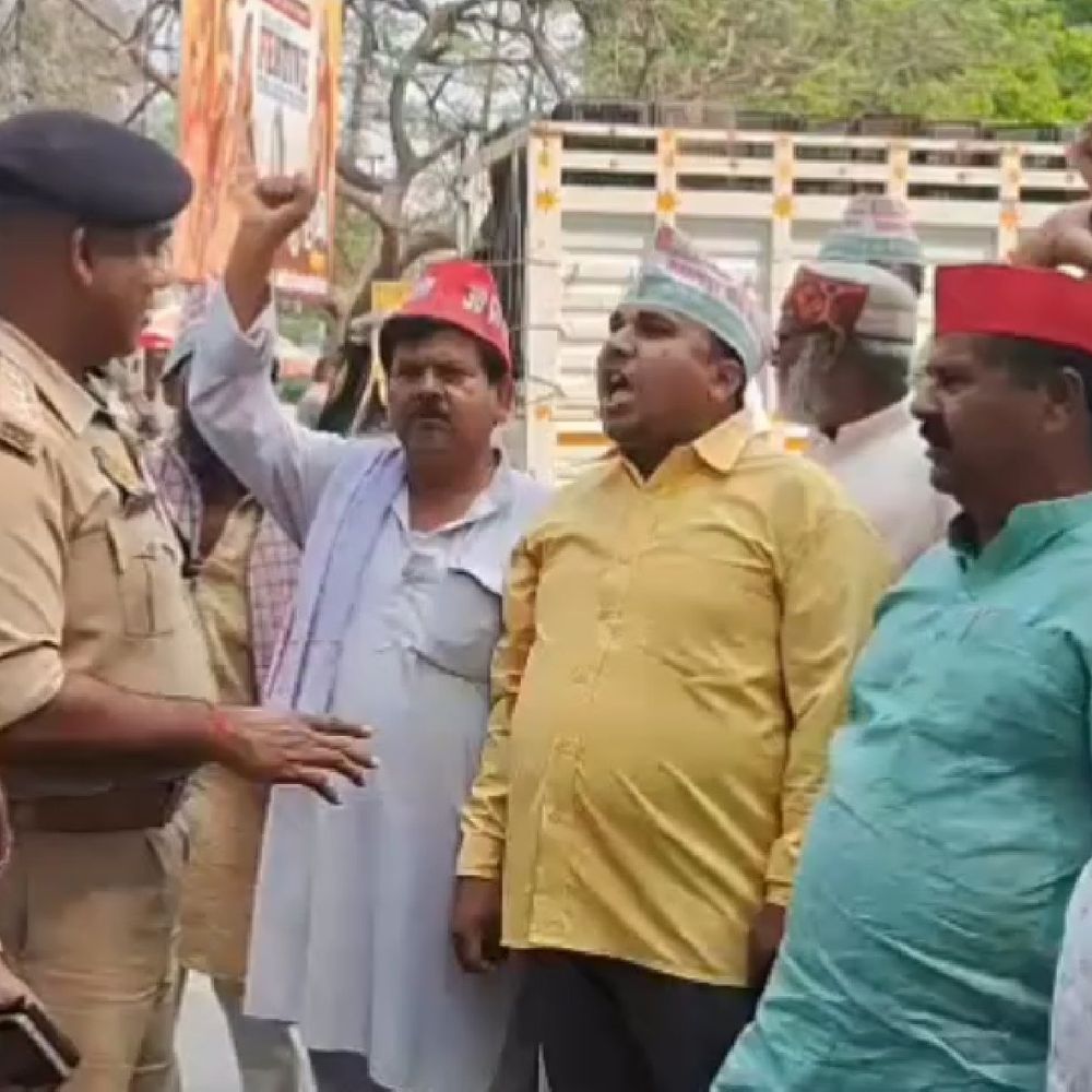 बैतालपुर चीनी मिल चलाने की मांग पर प्रदर्शन:देवरिया में कार्यकर्ता हिरासत में, राष्ट्रीय लोकदल अध्यक्ष को ज्ञापन देने जा रहे थे