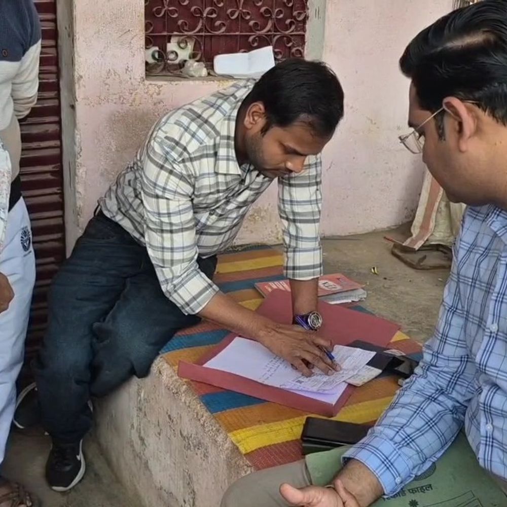 योगी सरकार की मंशा पर महोबा प्रशासन सख्त:गैस एजेंसी के स्टॉक की जांच, होम डिलीवरी सुधारने के आदेश