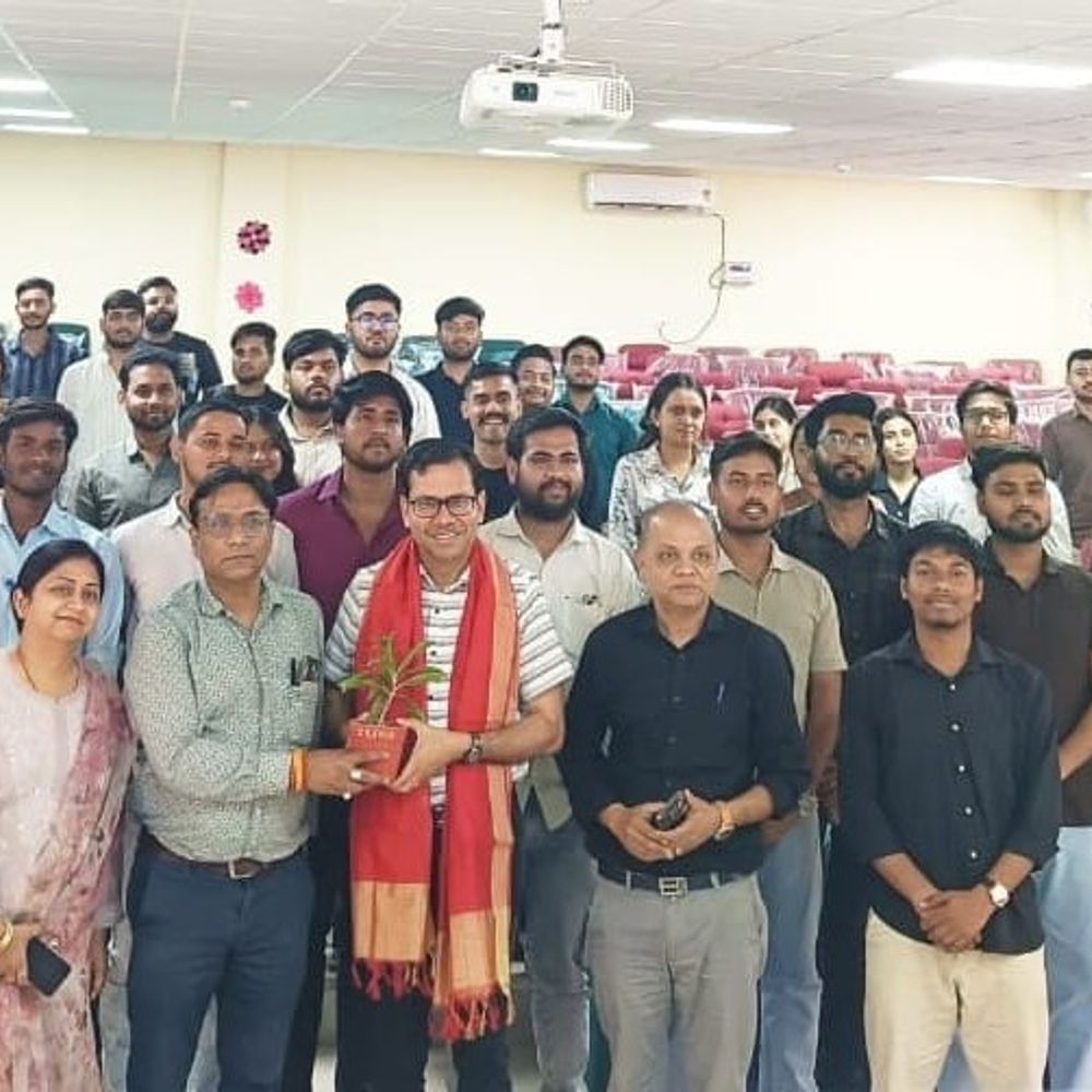 संसाधन नहीं, सही सोच से मिलती है कामयाबी:CSJMU के बिजनेस स्कूल में बोले पूर्व छात्र दीपक अग्रवाल