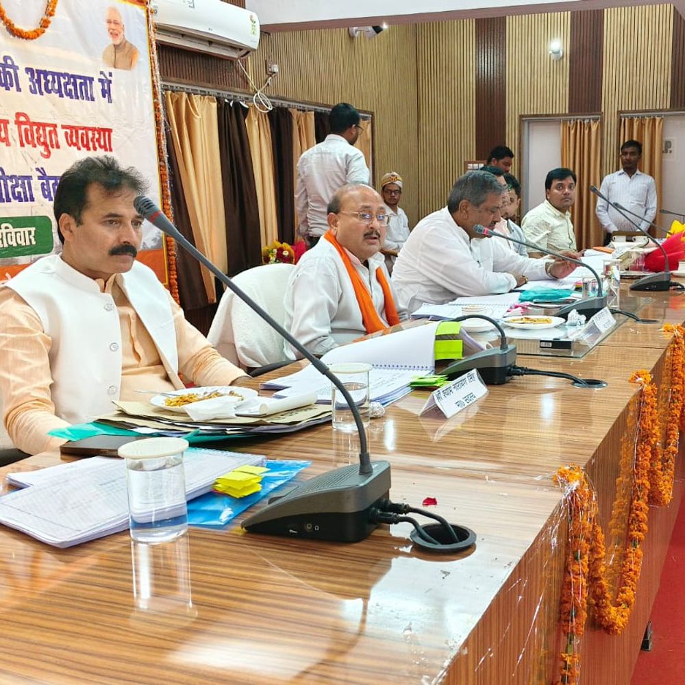 सभापति ने कहा- उपभोक्ताओं को अनावश्यक परेशान न करें:यूपी विधान परिषद समिति ने बिजली व्यवस्था पर की बैठक, बोले- शिकायतें तुरंत निपटाएं