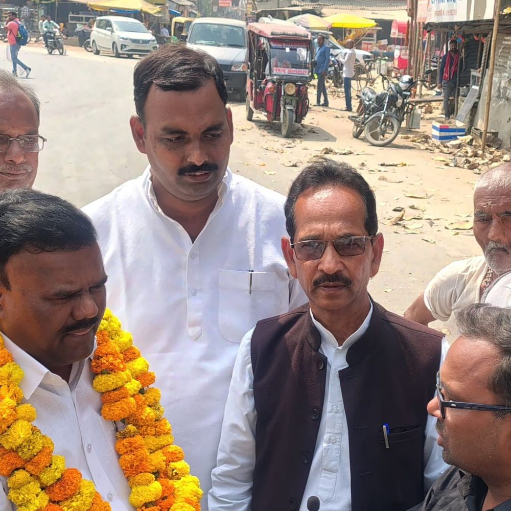 सपाईयों ने मनाई कांशीराम जयंती:देवरिया में नेताओं ने दी श्रद्धांजलि, विचारों पर की चर्चा