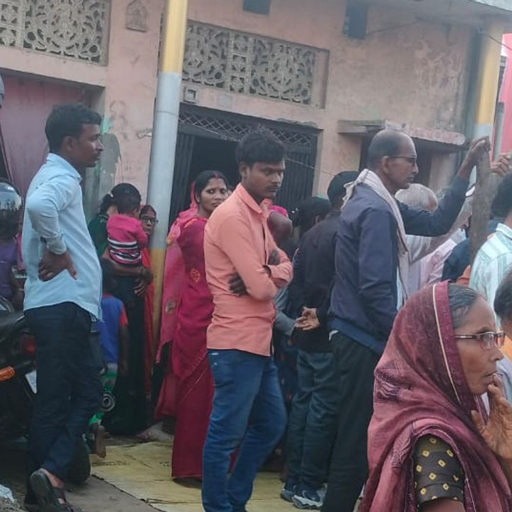 मां की डांट से आहत बेटी ने की आत्महत्या:महराजगंज में सूचना मिलते क्षेत्राधिकारी पहुंचे; परिजन बोले- पीले कपड़े के लिए उठाया कदम