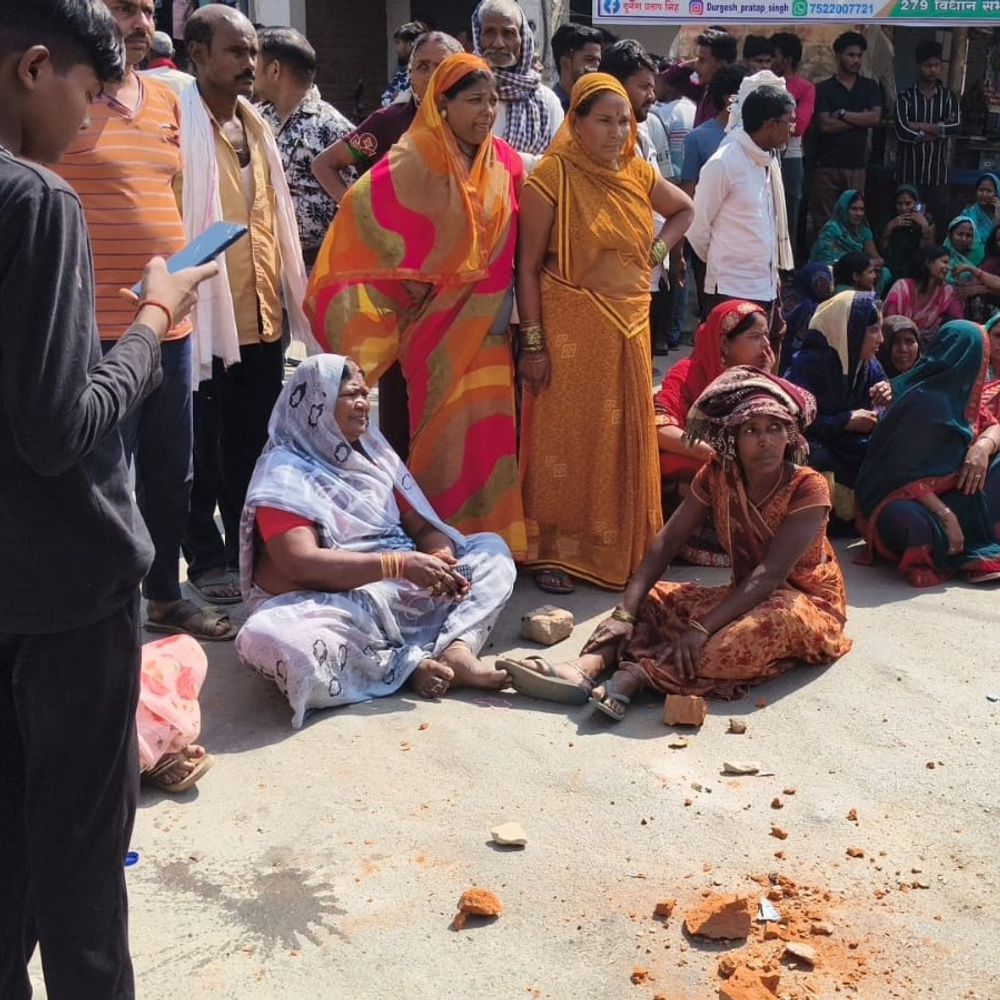 सड़क जाम करने पर 225 लोगों पर FIR दर्ज:अंबेडकरनगर में दो युवकों की मौत के बाद ग्रामीणों ने किया था प्रदर्शन