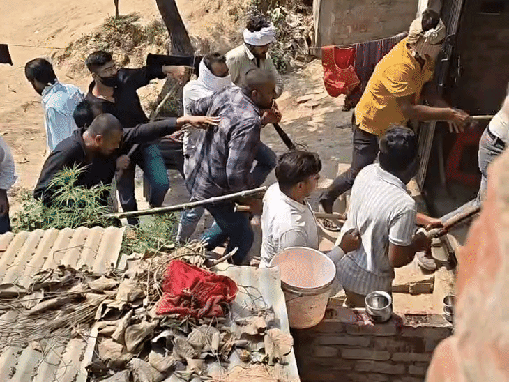 जमीन विवाद पर घर में घुसकर हमला, 4 घायल रेफर:लाठी-डंडों और पिस्टल लेकर की फायरिंग, एसपी ने थाना प्रभारी को किया सस्पेंड