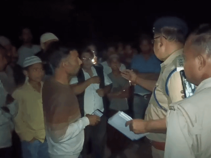 फर्रुखाबाद में कपड़े व्यापारी से ₹4 लाख लूटे गए:बाइक सवार बदमाशों ने मारपीट कर वारदात को अंजाम दिया