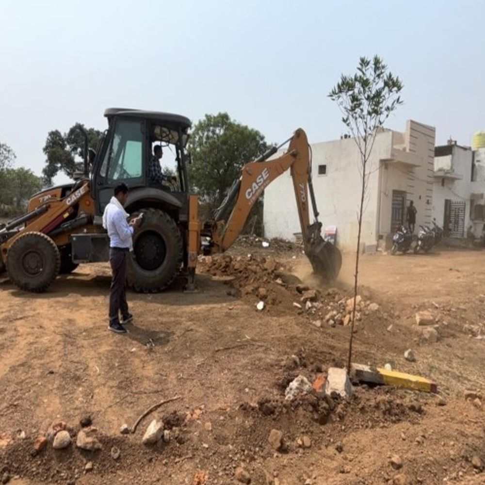 भाठागांव के भू-माफियाओं पर निगम ने फिर चलाया बुलडोजर:अवैध प्लॉटिंग पर दोबारा कच्ची सड़क बनाने पर अफसरों ने की कार्रवाई, जल्द दर्ज होगी FIR