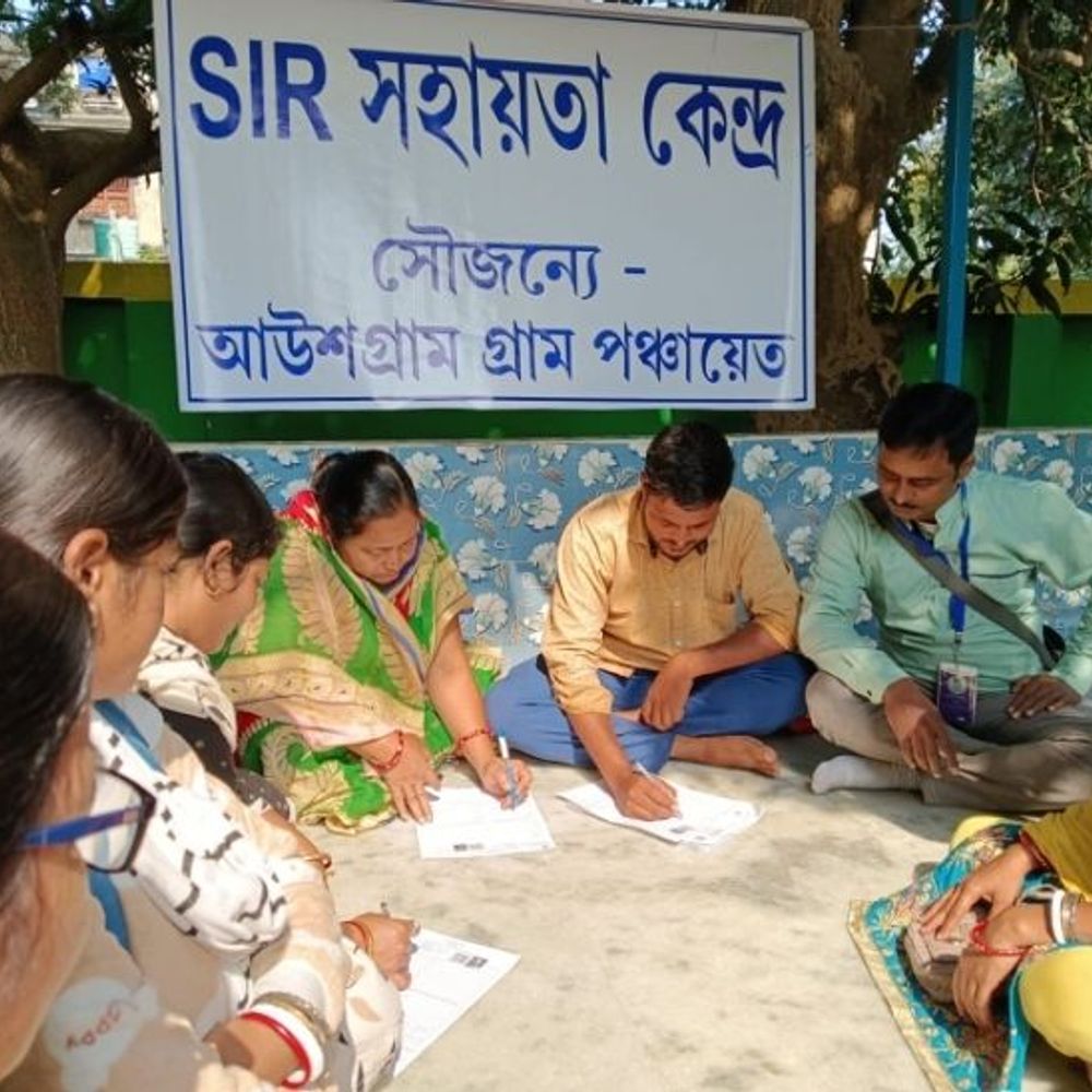 पश्चिम बंगाल SIR- भाषा, समय और दबाव में फंसे अधिकारी:समय कम, फाइलें लाखों; राज्य के 550 और ओडिशा-झारखंड के 200 अधिकारी काम में जुटे